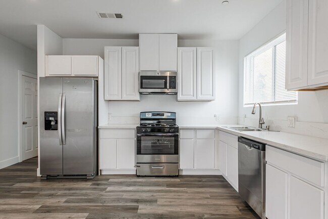 Foto del edificio - Spacious 4-Bedroom, 3-Bath Home – Modern Upgrades & Parking Included