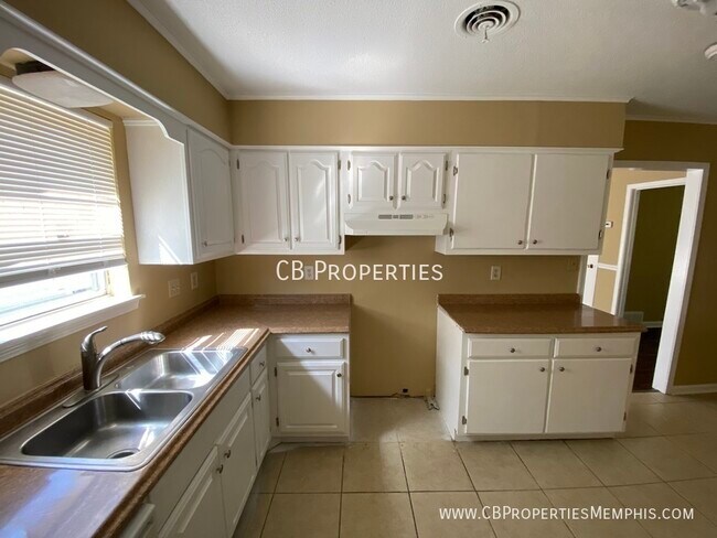 Building Photo - 3 Bed and 1.5 Bath Home