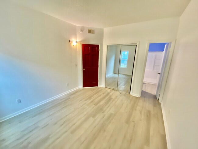 Dormitorio principal, vestidor, baño en suite. - 4240 Wilshire Blvd