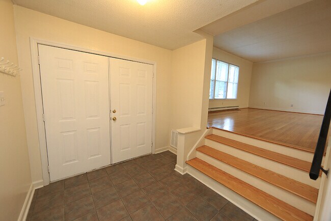 Building Photo - 304 Cheryl Ave