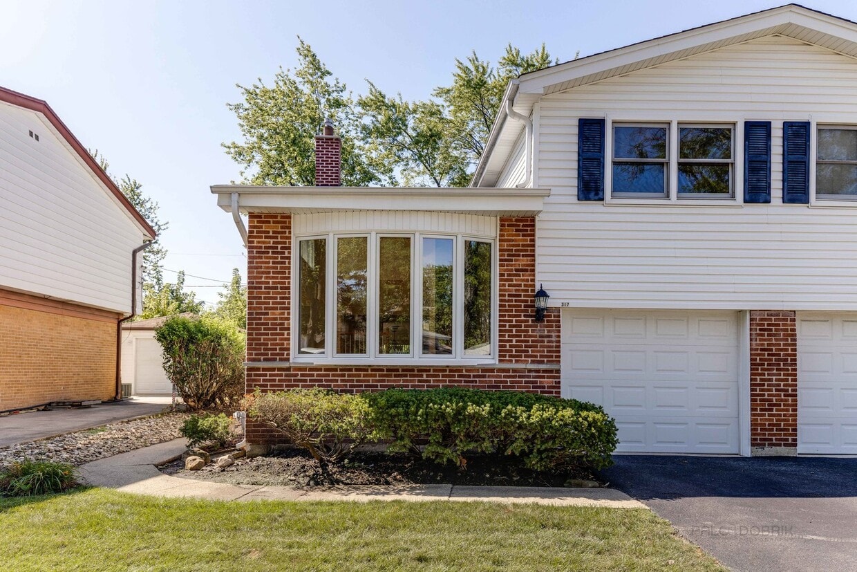 Primary Photo - 317 E Valley Ln