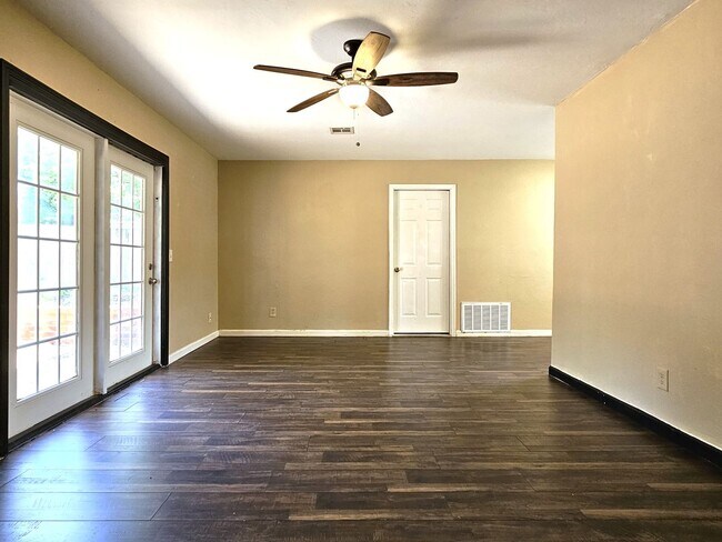 Foto del edificio - Charming Guthrie Home-Your New Home Awaits!