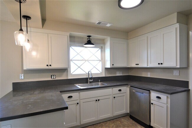 Building Photo - 3 bedroom 2  bath Home in the Forward Addi...