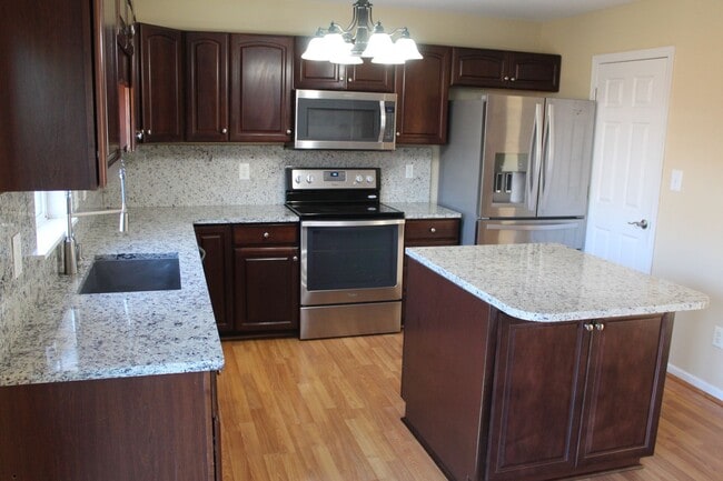 Foto del edificio - Beautiful 4 BR w/fenced yard in Brownsburg!