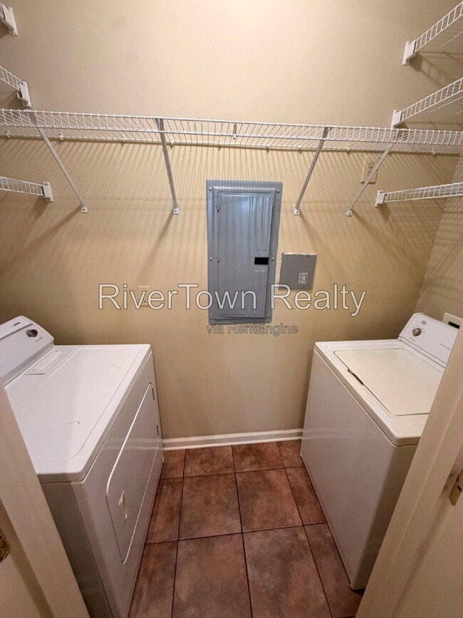 Building Photo - 645 Gookin Pl