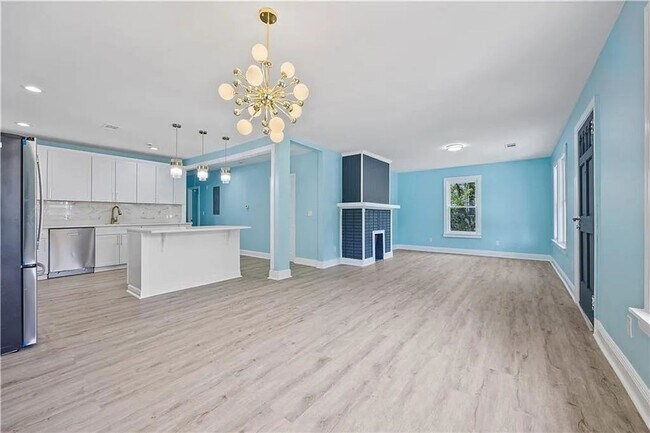 Foto del edificio - Move In by 5/1 & Save $500 OFF MAY Rent — Fully Renovated Gem!!!