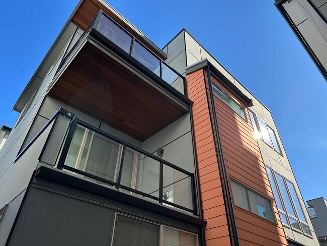 Building Photo - Rare Newer Build 4 bedroom Ballard Home fo...