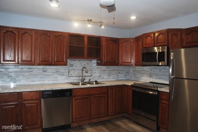 Building Photo - 3 br, 1.5 bath Townhome - 219 1st St
