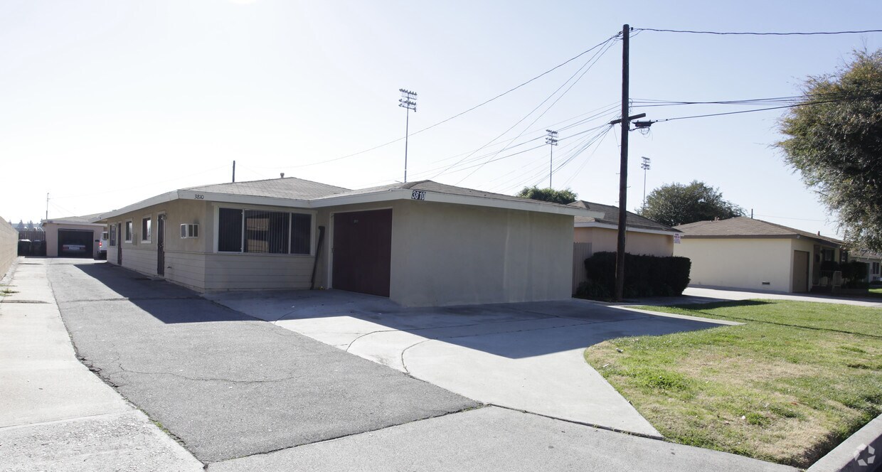 Foto del edificio - 3810-3830 Franklin Ave