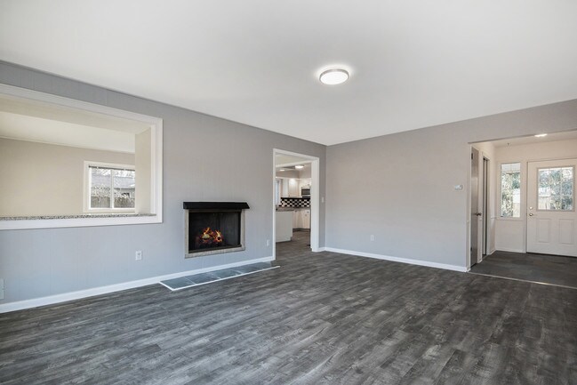 Building Photo - 2149 Lonsdale Dr NE