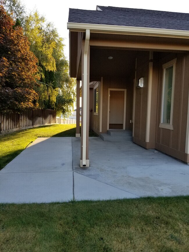 Building Photo - Cove West Home