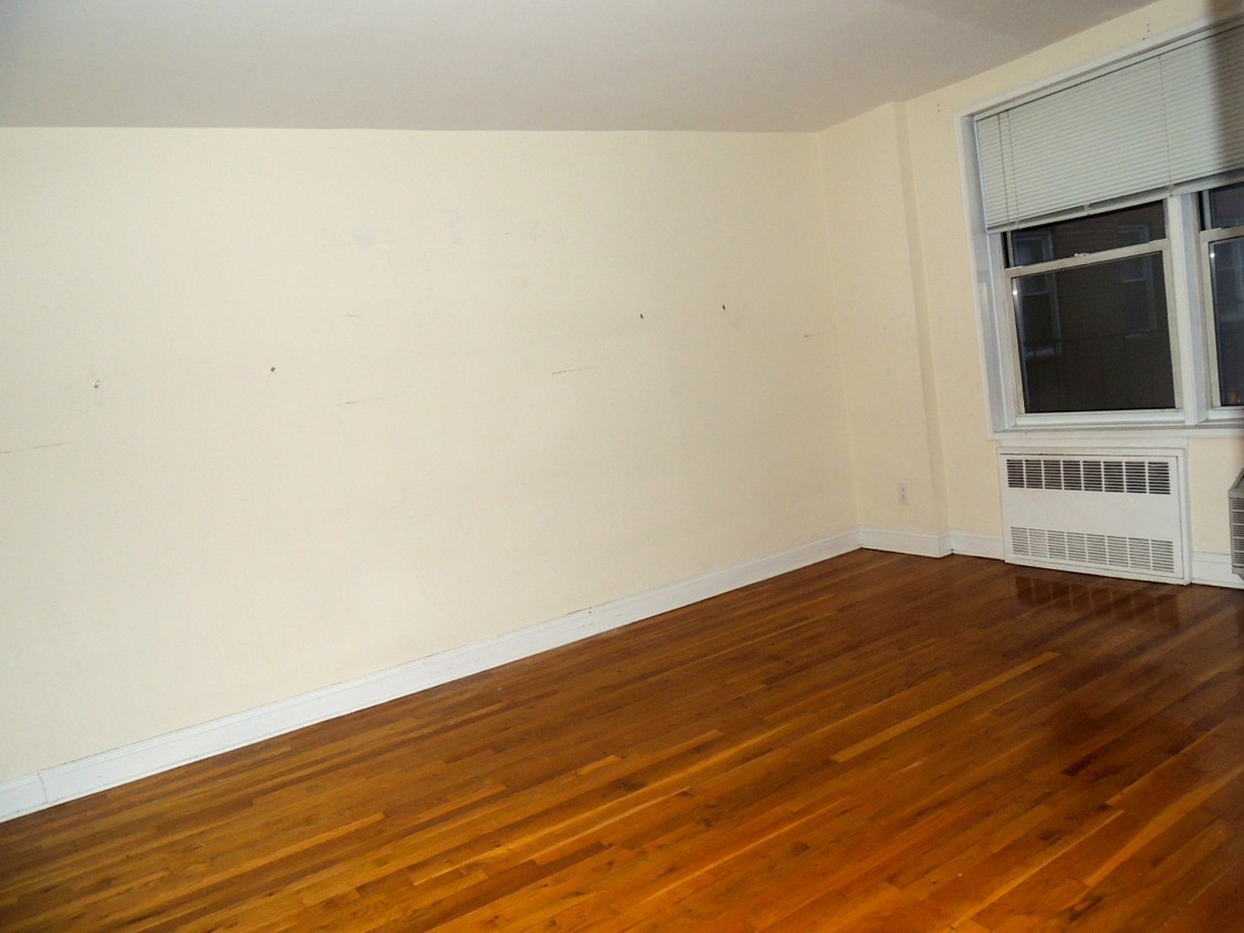 Foto principal - 142-10 Hoover Ave