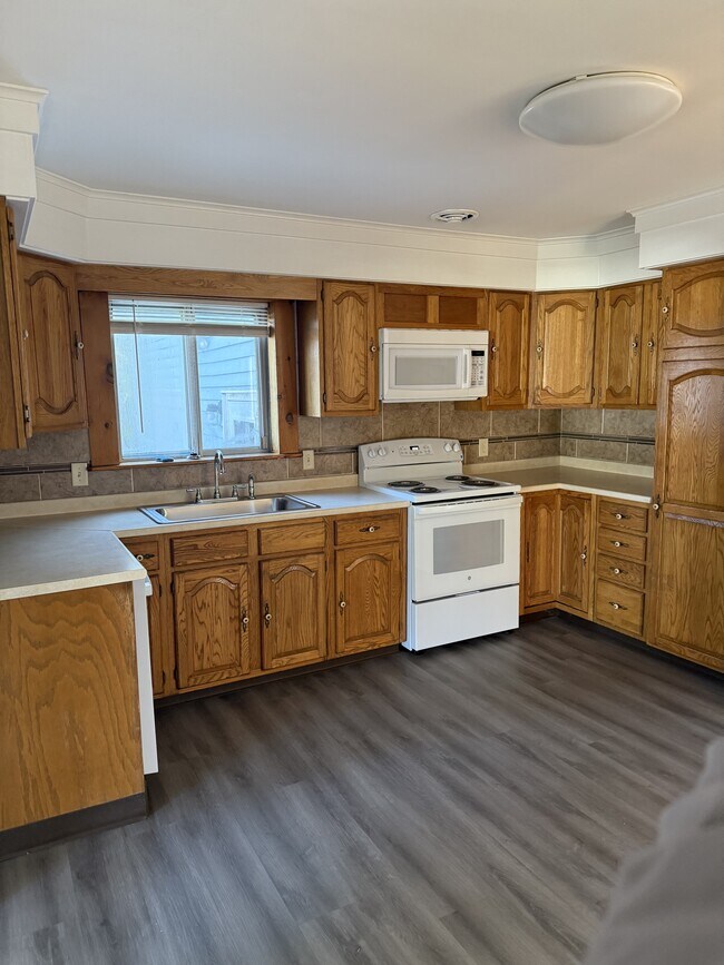 Foto del edificio - 36 Riverview Rd