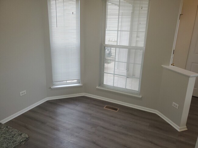 Building Photo - 923 Huntington Dr