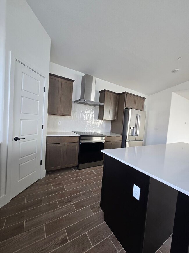 Foto del edificio - 5 BR 3 BA home available now