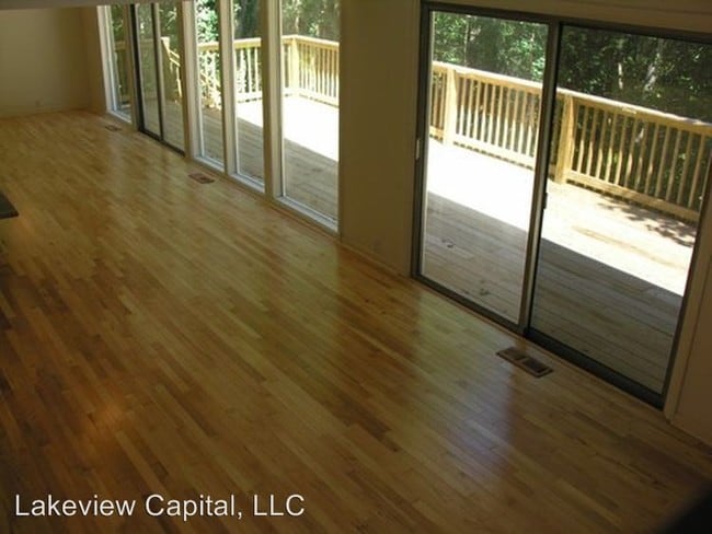 Building Photo - 132 Lakeview Dr