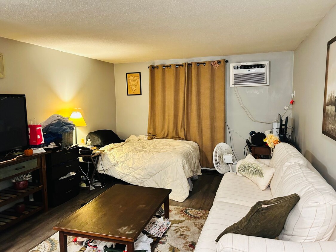 Primary Photo - 5 Silvestri Cir