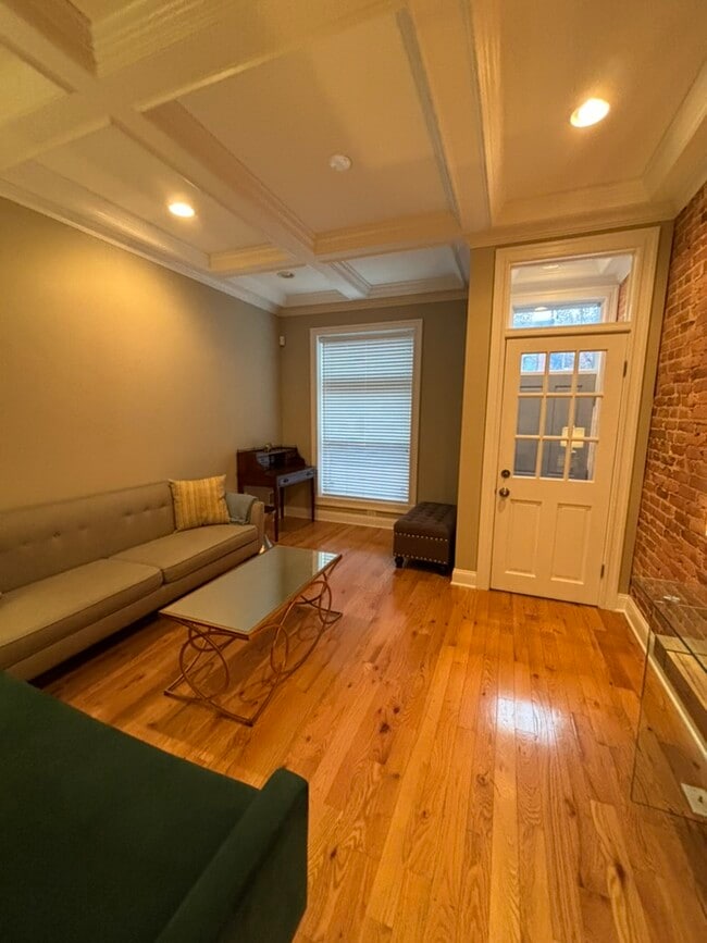 Building Photo - 143 N Kenwood Ave
