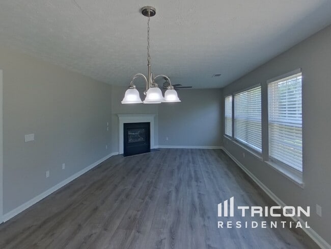 Building Photo - 1631 Royal Ives Dr SE