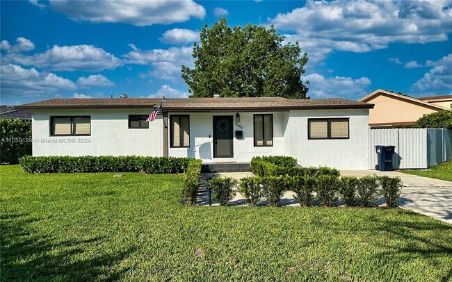 Foto del edificio - $4,350 7040 SW 17th Ter