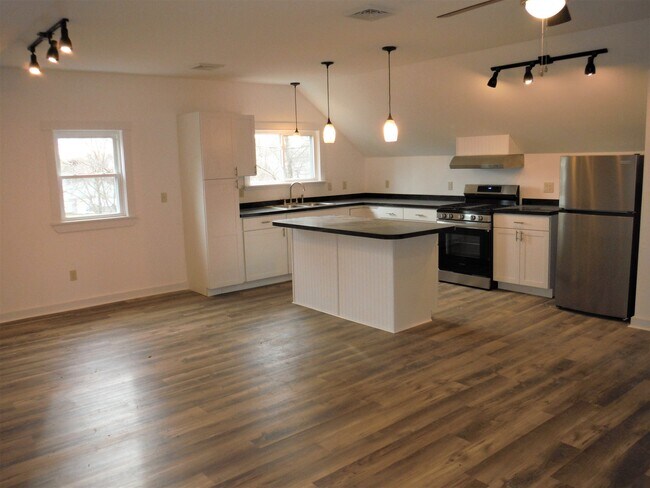 Building Photo - 12 Montcalm St