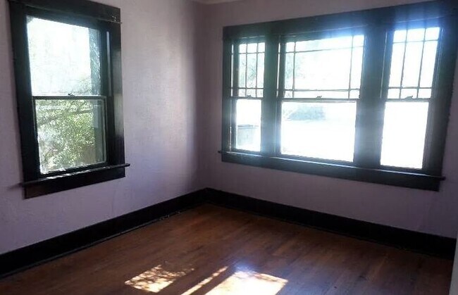 Building Photo - 320 N Warren Ave