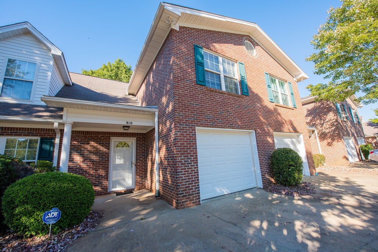 Primary Photo - 2428 E University Dr