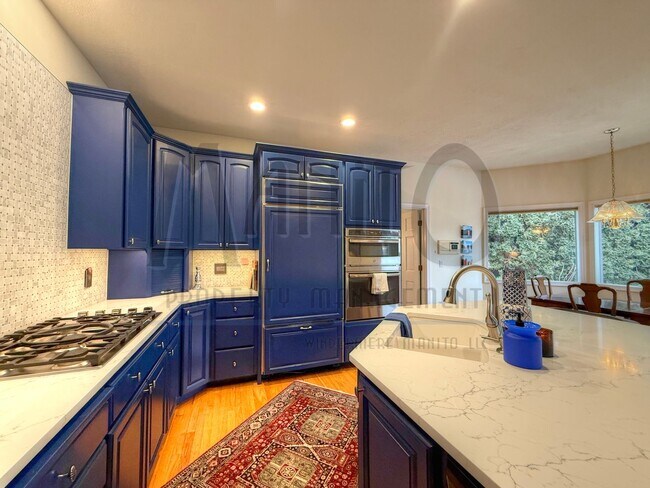 Foto del edificio - Elegant & Sprawling South Hill Home