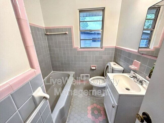 Foto del edificio - 1205 Woodward Rd