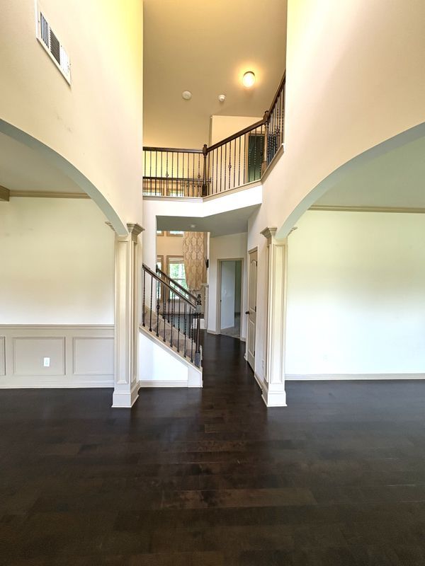 Building Photo - 4950 Belcrest Way