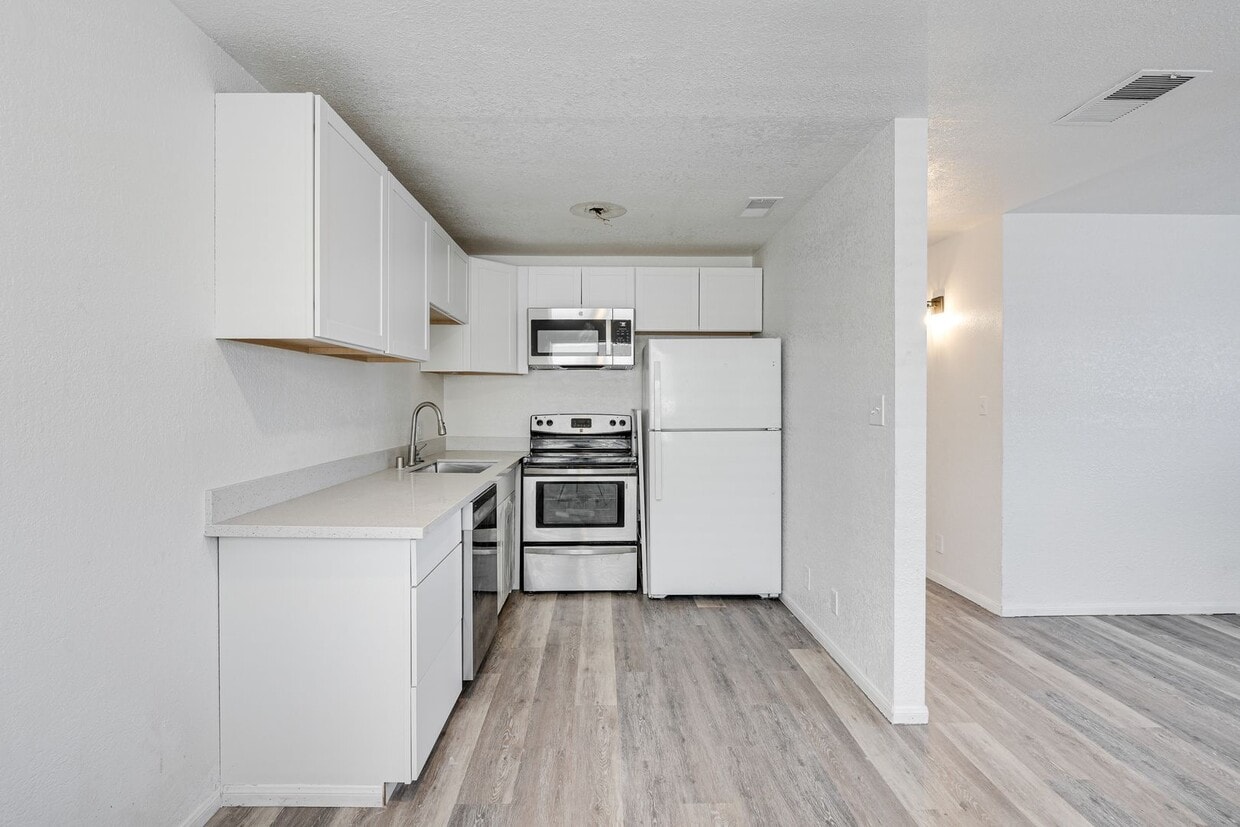 Foto principal - Bright & Spacious 2-Bedroom Condo in Las V...