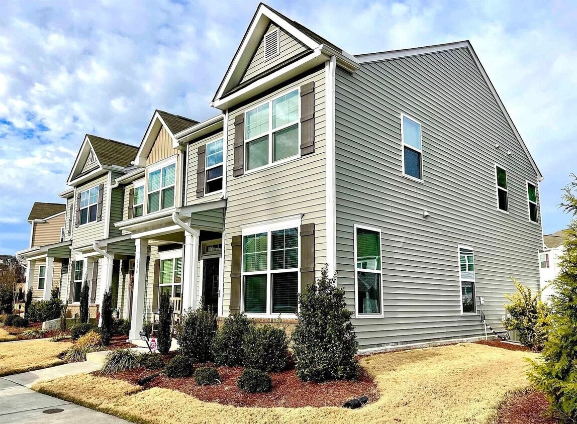 Primary Photo - 3 bed, 2 1/2 End Unit Townhome with Open F...