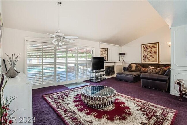 Building Photo - Fully Furnished with sparkling pool!