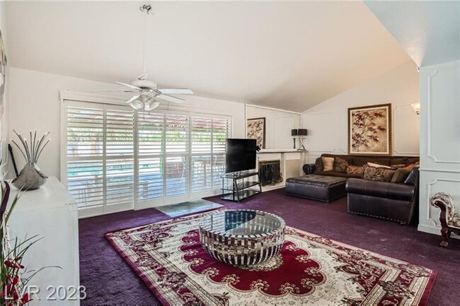 Foto del edificio - Fully Furnished with sparkling pool!