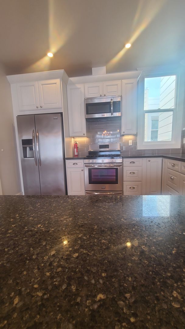 Foto del edificio - Big, beautiful townhouse 2 plus bedrooms. ...