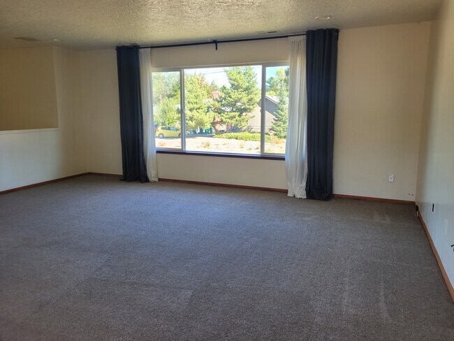 Sala de estar en la planta alta con ventana grande - 5095 SW 163rd Ave