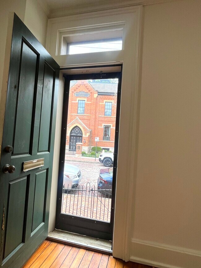 Foto del edificio - 672 Mohawk St