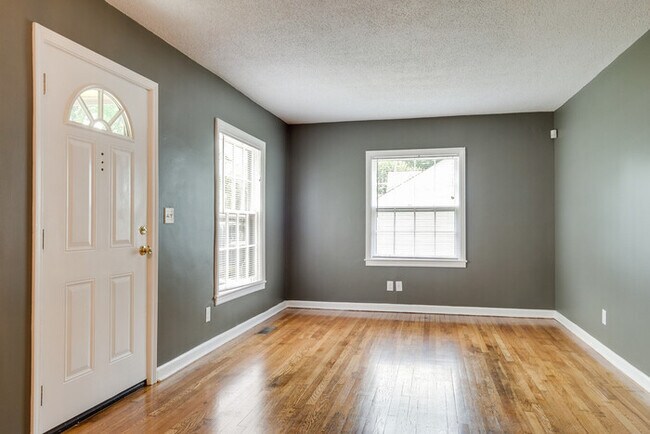 Building Photo - 1204 Thompson Place