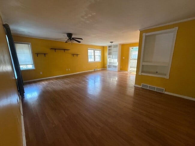 Building Photo - 2125 Brentwood Dr
