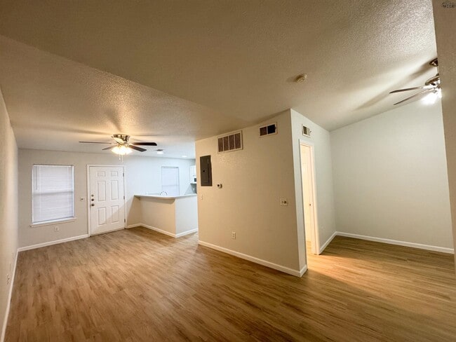 Foto del edificio - 4621 Johnson Rd