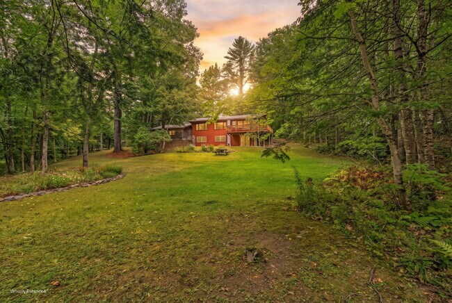 Foto del edificio - Mid-Century Cool Meets Maine Serenity Design. Privacy. Location. This one has it all.