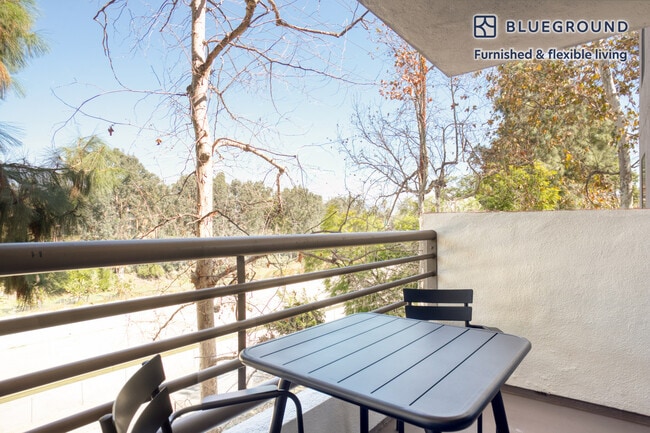 Building Photo - 10989 Bluffside Dr