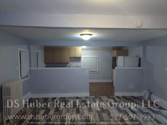 Building Photo - 2 Bedroom Triplex unit