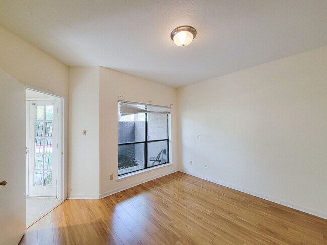 Foto del edificio - BEAUTIFUL UPDATED 2 BEDROOM 2 BATH CONDO. ...