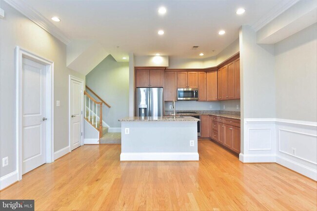 Building Photo - 512 S Royal St