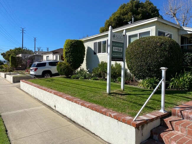 Building Photo - Bright and airy updated second floor 1 bedroom, 1 bathroom apartment