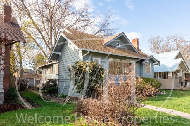 Building Photo - Sprawling 4 bed/2bath Craftsman Home