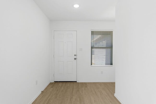 Building Photo - Luxury 2024-Built 4-Bedroom Oasis with Com...