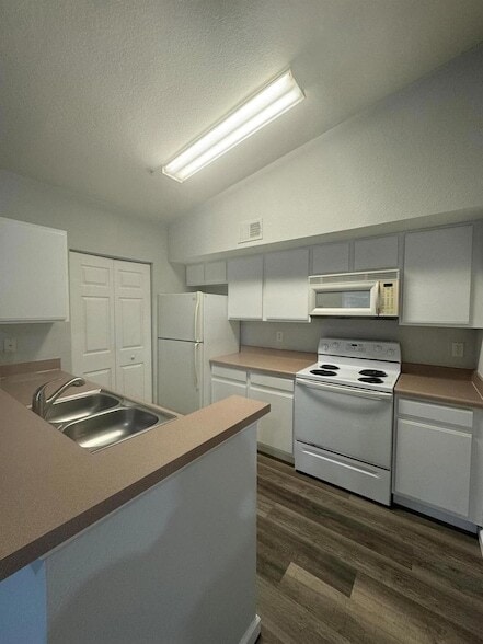 Building Photo - 131 SW Palm Dr