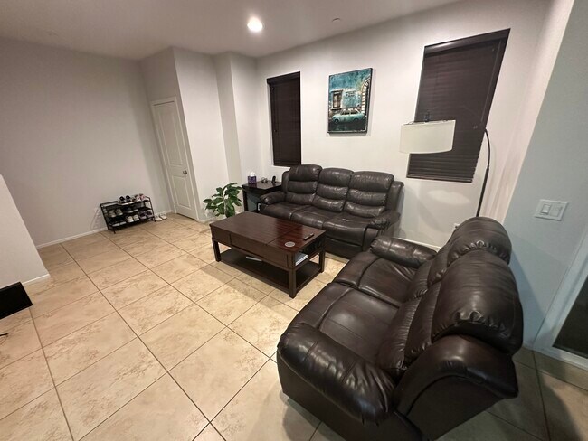 Foto del edificio - 315 Royal Gln